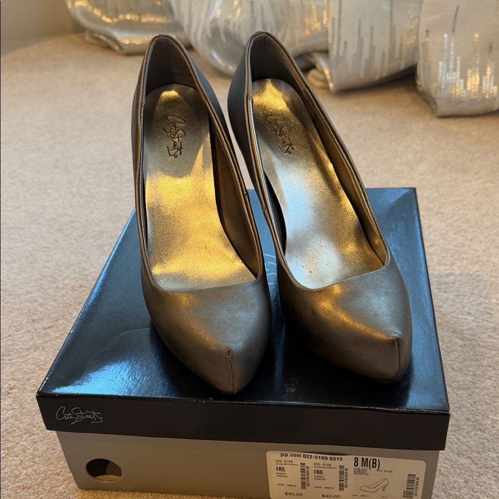 Elegant Gray Women's Pewter Pumps Size 8M